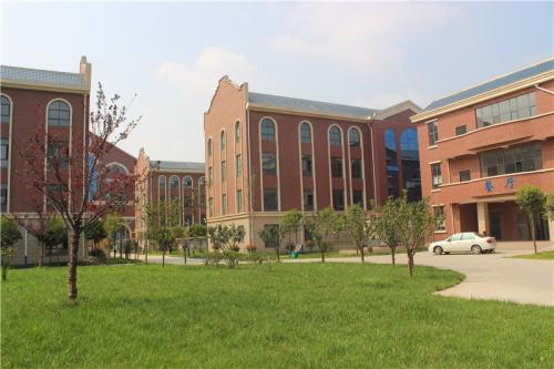 DiébédoFrancisKéré在布基纳法索的环形学校使用当地材料