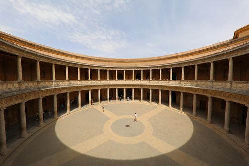 由KSW Architects设计的错综复杂的房屋构成了佛蒙特州草地的景色