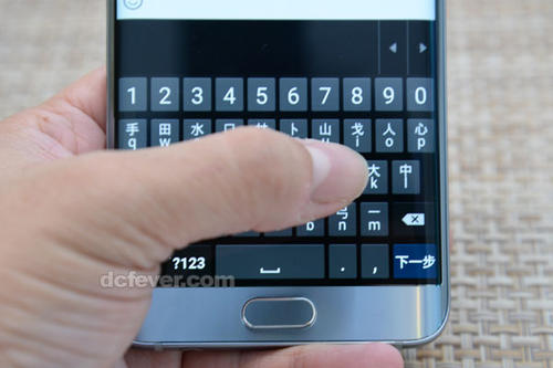 可以在电子商务网站Amazon India和Samsung e-Shop上使用此手机