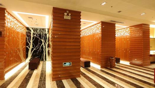 一端设有建筑师KRDS的混凝土凉亭可提供更衣室和水疗设施