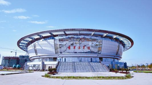 FEA Studio在伊朗北部多山的风景中安装了云状体育馆