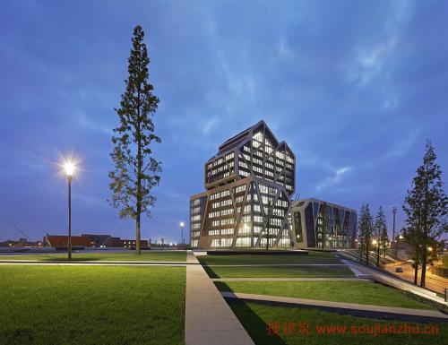 VVKH Architecten烧焦的木材和玻璃别墅被埋在沙丘中