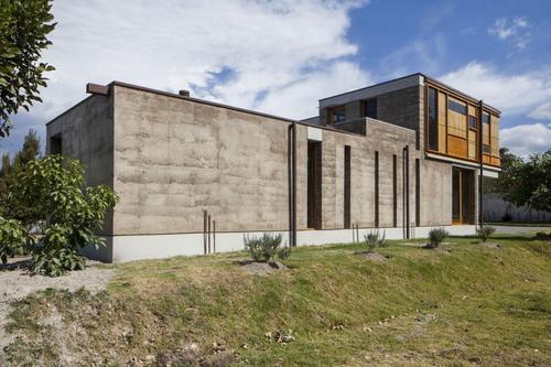 画廊般的走廊连接着位于瓦尔多雷克斯的Arquitecturas House的05 AM
