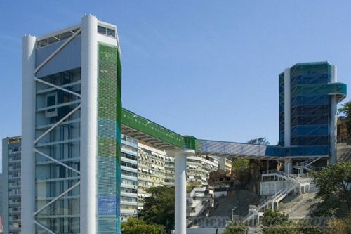 百叶窗遮盖的塔楼使黎巴嫩房屋建筑群的卧室享有海景