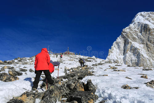 ÓscarMiguel AresÁlvares受干旱环境启发创建了抽象而艰苦的护理院