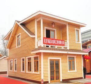 玻璃和深色木结构房屋可欣赏瑞典乡村的全景