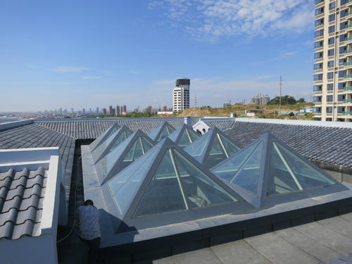 Bernheimer Architecture设计的罗德岛度假屋设有金字塔形的天窗