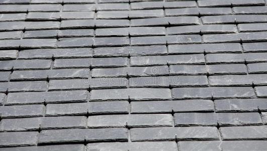 用灰绿色的板岩木瓦盖住了密西西比州的一所住宅