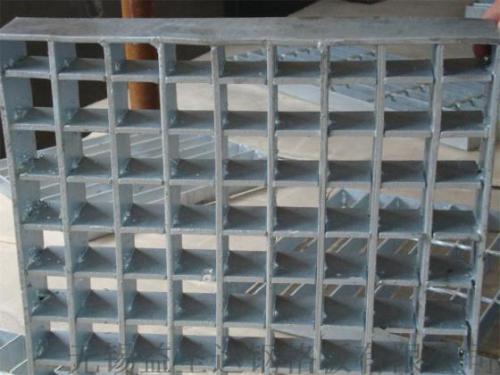 热带空间利用穿孔砖砌在越南建造河边陶艺工作室