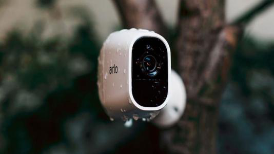 Arlo Pro 3 Floodlight摄像机为CES 2020带来时尚的无线设计