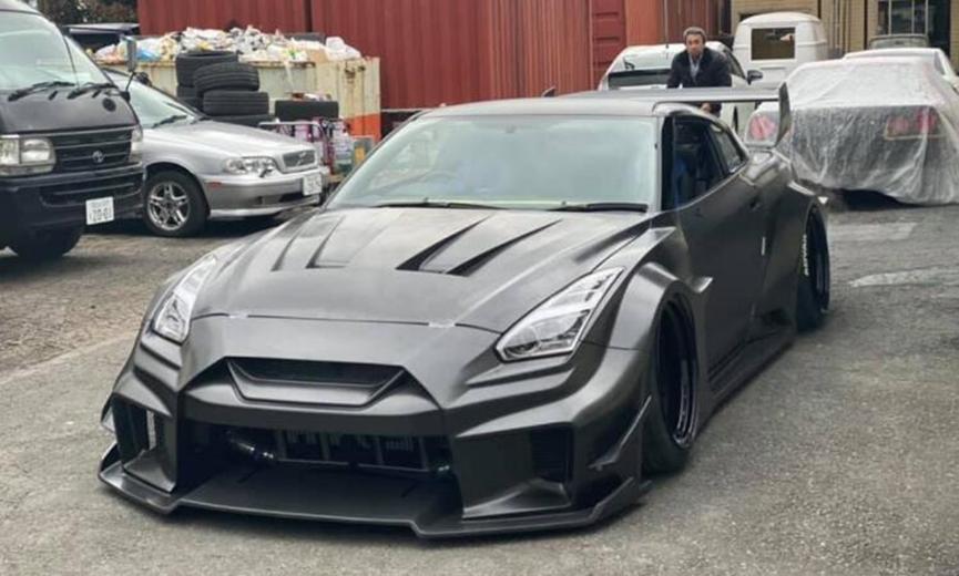 Liberty Walk Nissan GT-R在东京获得70000美元原始碳外观