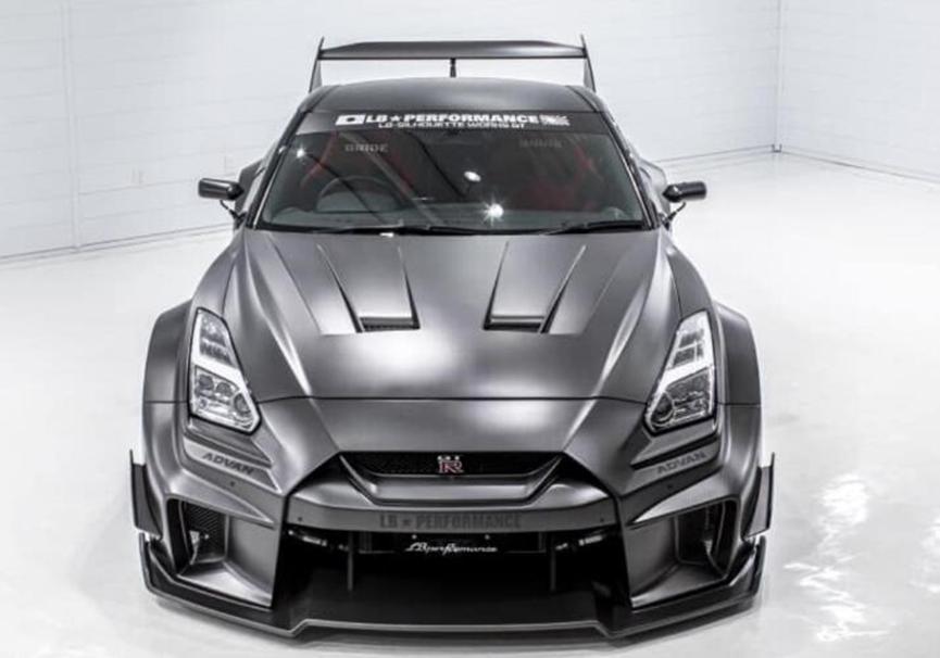 Liberty Walk Nissan GT-R在东京获得70000美元原始碳外观