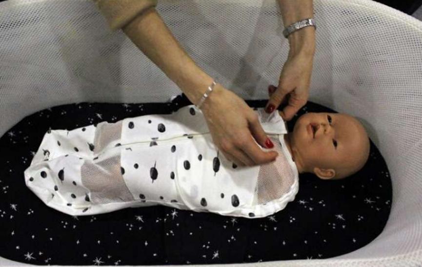机器人婴儿床在技术展上强调婴儿安全