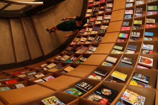 马来西亚有史以来第一个书本隧道概念书店在BookXcess Sunsuria Forum开业