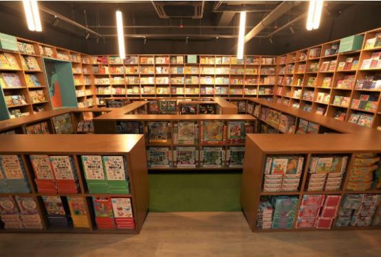 马来西亚有史以来第一个书本隧道概念书店在BookXcess Sunsuria Forum开业