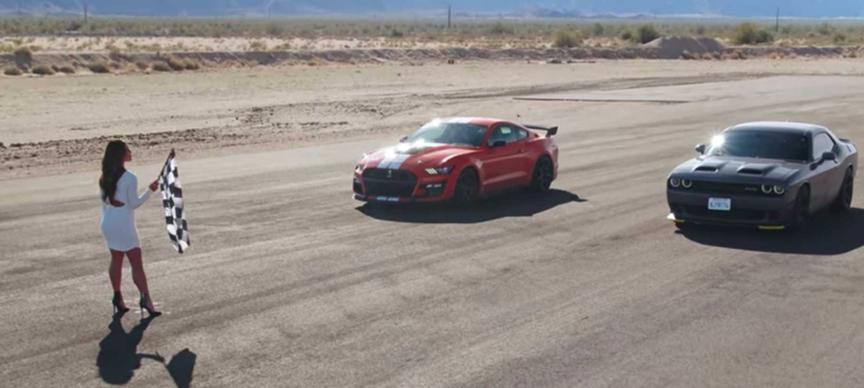 谢尔比GT500 vs地狱猫是我们正在等待的阻力赛