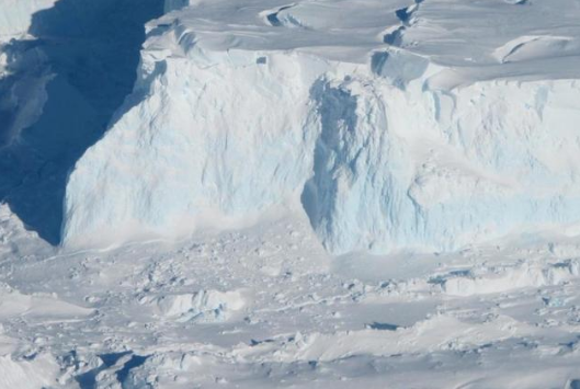 机器人潜水艇在南极冰川拍摄了第一张图像