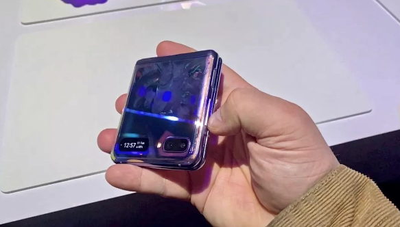Galaxy Z Flip具有华丽的光泽效果 但有一个缺点