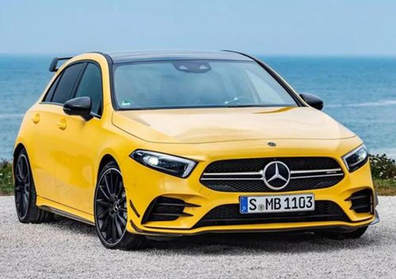 梅赛德斯amg A45原型车在雪地里不停地玩