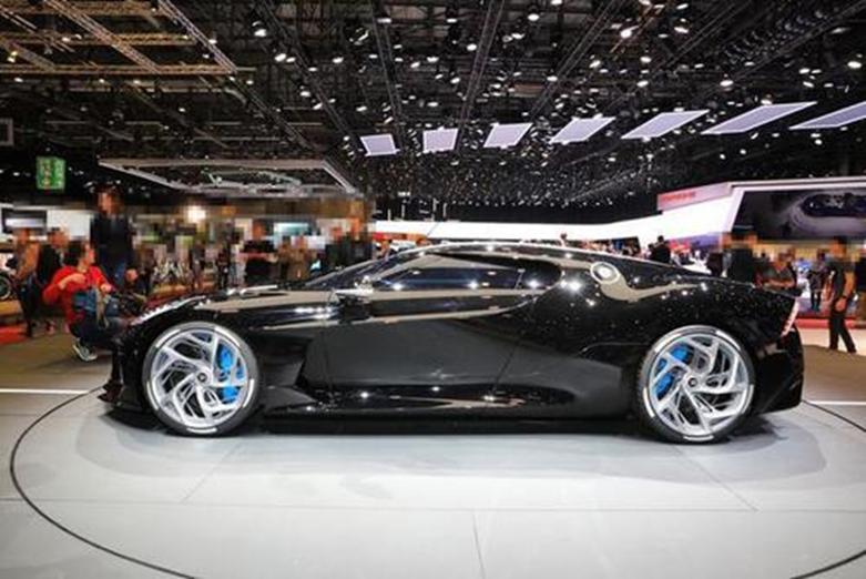 渲染的前引擎布加迪La Voiture Noire看起来像现代大西洋