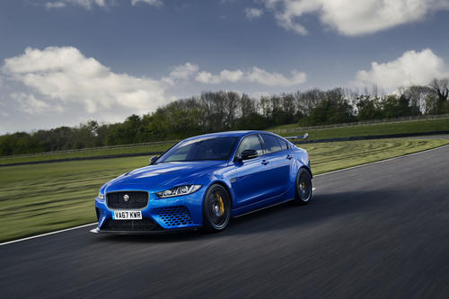 Jaguar XE SV Project 8在纽伯格林赛道上起跑