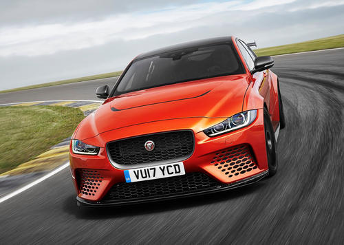 Jaguar XE SV Project 8在纽伯格林赛道上起跑