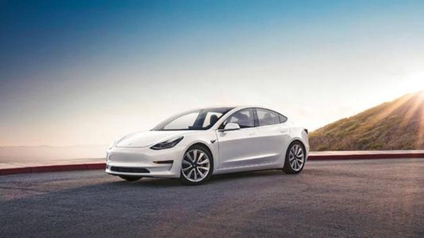 特斯拉Model 3被护栏刺穿灯光仍在工作