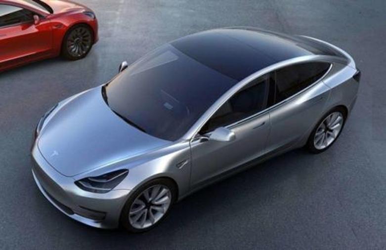 特斯拉Model 3被护栏刺穿灯光仍在工作