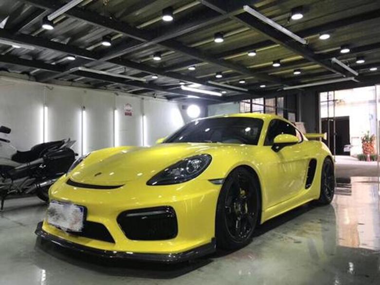 保时捷Cayman GT4驱动程序安装了热像仪监控轮胎温度