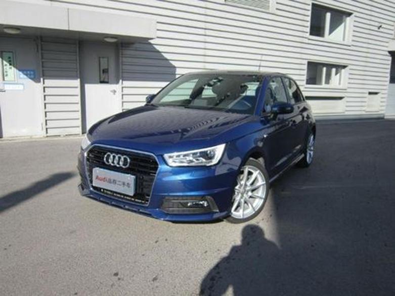 AUDI A1 30 TFSI在详细的环绕视频中看起来很酷