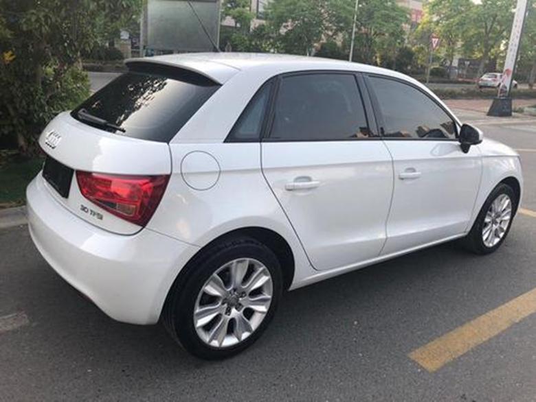 AUDI A1 30 TFSI在详细的环绕视频中看起来很酷