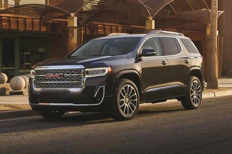 男人的昂贵车轮在他的车道上被盗GMC Acadia Denali