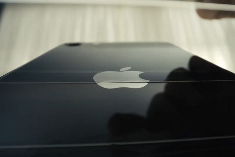 新的iPhone SE广告捕捉了拆箱新iPhone的美丽