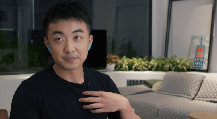 OnePlus Buds的电池续航时间为30小时；显示为蓝色