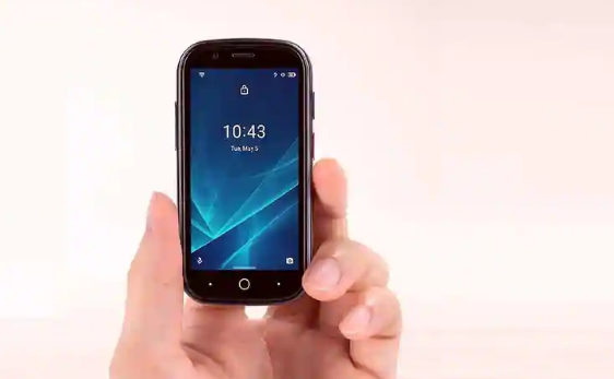 这是世界上最小的4G Android 10手机，与您的信用卡一样大