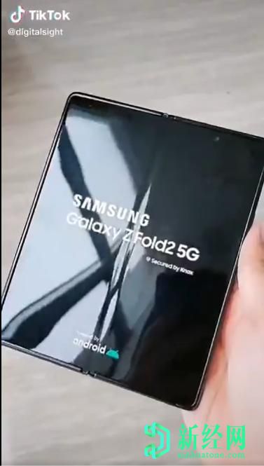 三星Galaxy Z Fold 2在视频泄露的手中发现了巨大的折痕