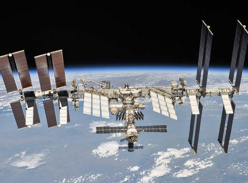 SpaceX与亚马逊联手支持新的太空垃圾规则以保护宇航员