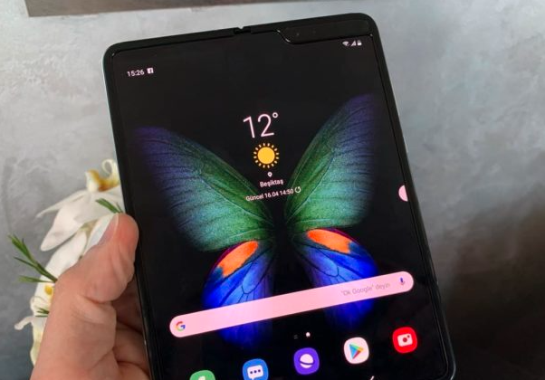 三星通过新软件更新将其与Galaxy Z Fold 2的某些功能引入了Galaxy Fold