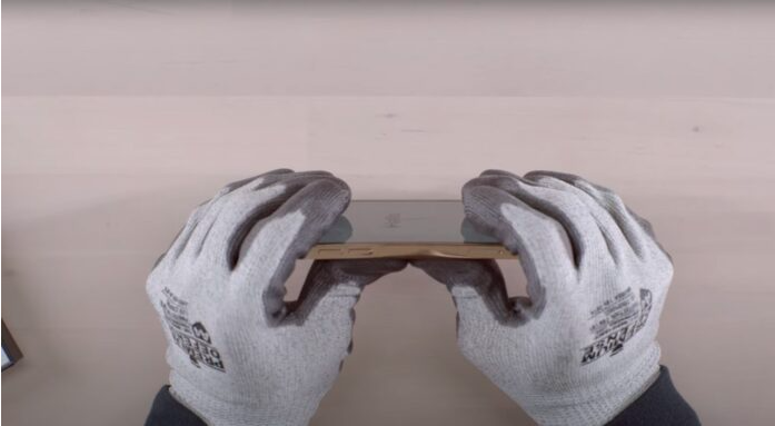 iPhone 12经过弯曲测试，据称以铝制外壳和带陶瓷屏蔽层的玻璃更加耐用