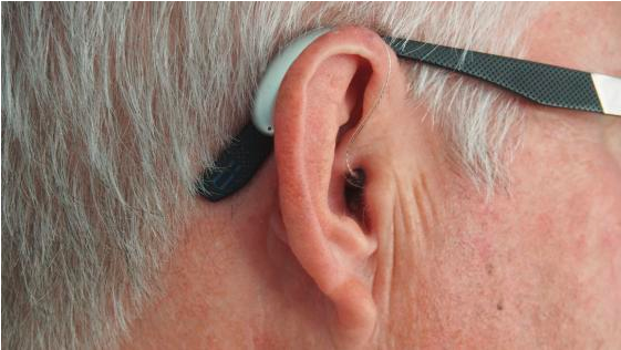 利用人工智能优化助听器助听的方法