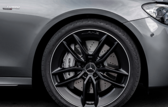 全新的2021年梅赛德斯AMG E53轿车在动力，运动性和豪华感之间取得了令人满意的平衡