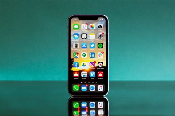 Apple  iPhone  12 Mini通过MagSafe充电仅支持高达12W的充电速度