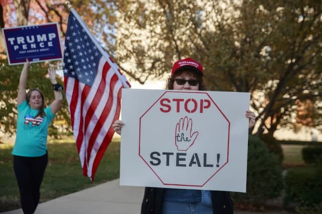 Facebook删除传播“ Stop The Steal”选举错误信息的页面