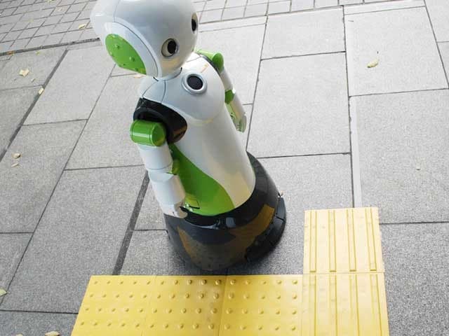 日本一家商店部署了机器人来强制戴口罩和物理疏导