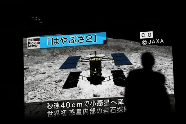 日本的Hayabusa2探测器将其小行星样本送回地球