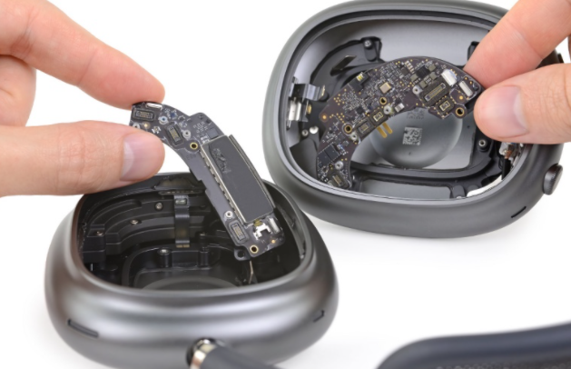 AirPods Max拆解揭示了耳机中惊人的电子设备数量