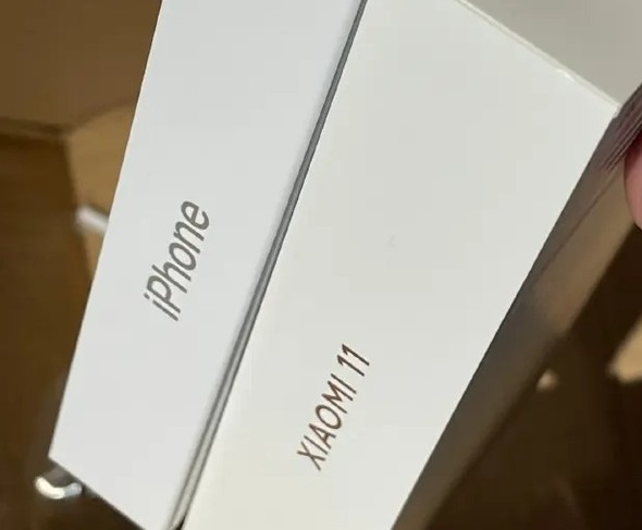 小米11：包装盒的照片显示几乎和iPhone 12一样薄