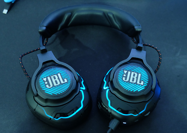 JBL Quantum One游戏耳机评测：出色的音质，丰富的功能