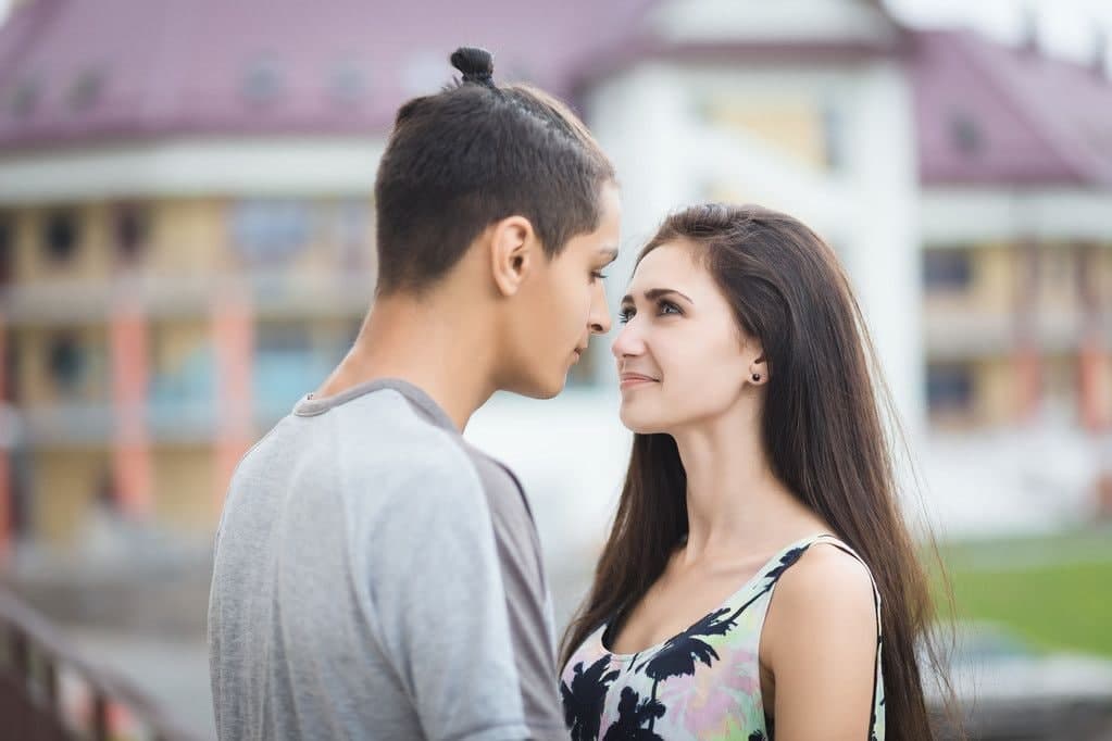 男女之间擦出火花的表现（两性交往中男女的3种行为容易擦出火花）