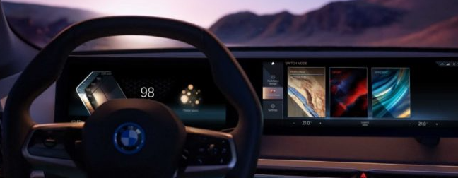 宝马推出了新的弧形面板和iDrive 8系统